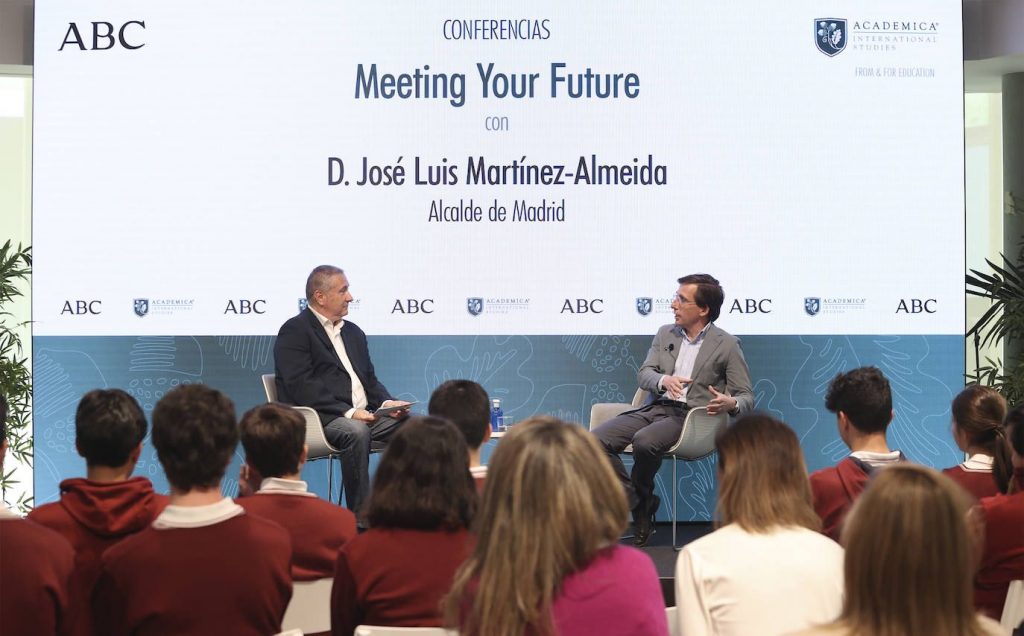 Laia colabora na conferência &quot;Meeting your Future&quot;, na qual participou José Luis Martínez Almeida, Presidente da Câmara Municipal de Madrid.