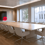 sala de reuniones corporativas grande de 17 personas con una barra all in ones con camara ptz