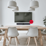 sala de reuniones de 6 personas con una pantalla y una barra all in one con camara ptz