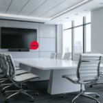 una sala de reuniones de 11 personas con una pantalla y una barra all in one c-pro up infinity